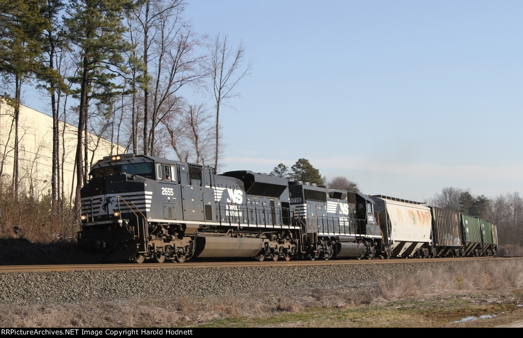 NS 2655 & 3016 lead train 186 towards Hoskins